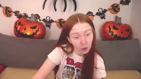 Snapshot of evarey_ chatting on 30, 10, 2025 Adelina online show from 30, 10, 2025