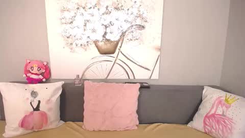 Snapshot of evarey_ chatting on 5, 11, 2025 Adelina online show from 5, 11, 2025