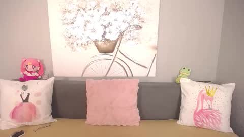 Snapshot of evarey_ chatting on 8, 11, 2025 Adelina online show from 8, 11, 2025