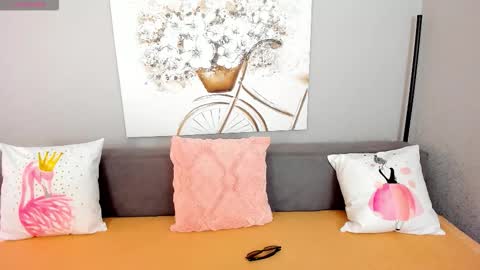 Snapshot of evarey_ chatting on 12, 11, 2025 Adelina online show from 12, 11, 2025