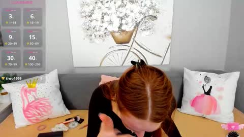 Snapshot of evarey_ chatting on 3, 12, 2025 Adelina online show from 3, 12, 2025