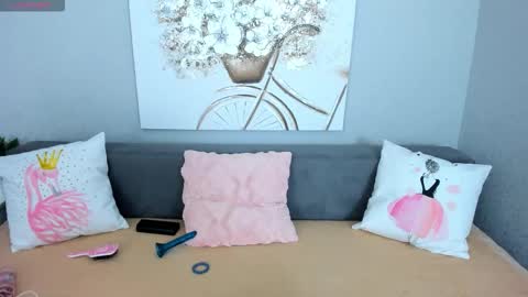 Snapshot of evarey_ chatting on 4, 12, 2025 Adelina online show from 4, 12, 2025