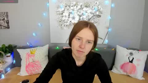 Snapshot of evarey_ chatting on 15, 12, 2025 Adelina online show from 15, 12, 2025