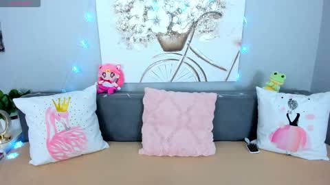 Snapshot of evarey_ chatting on 17, 12, 2025 Adelina online show from 17, 12, 2025