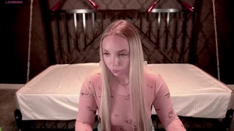 Snapshot of evasugar__ chatting on 5, 10, 2025 Eva online show from 5, 10, 2025