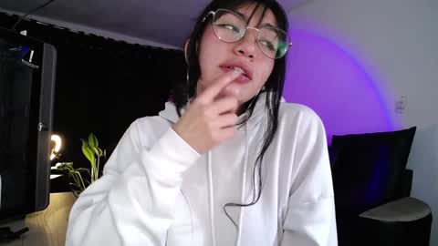 Snapshot of eveelyn_20 chatting on 18, 12, 2024 Kissed by an angel IG evee lyn20 online show from 18, 12, 2024