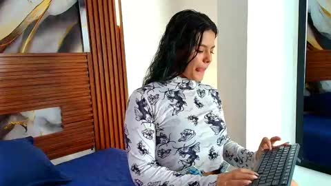 Snapshot of evelin_thompsson chatting on 25, 11, 2025 cielo online show from 25, 11, 2025