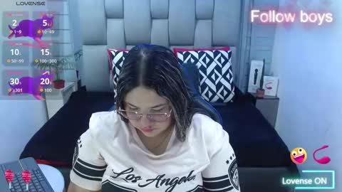 Snapshot of evelin_zaens chatting on 6, 1, 2026 evelin zaens online show from 6, 1, 2026