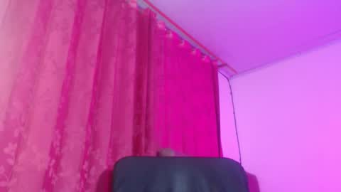 Evelyn Sandoval online show from 25, 10, 2025