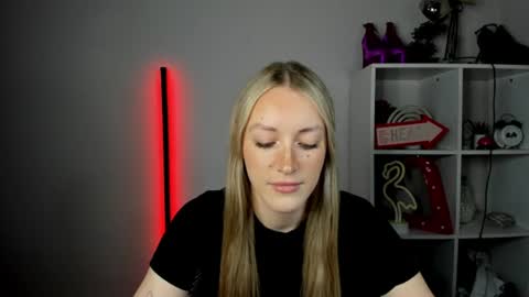 Snapshot of evelynblond chatting on 15, 6, 2026 evelynblond online show from 15, 6, 2026