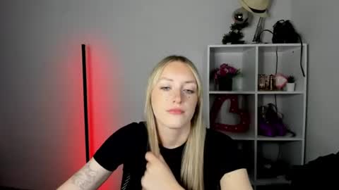 Snapshot of evelynblond chatting on 3, 7, 2026 evelynblond online show from 3, 7, 2026