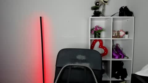 Snapshot of evelynblond chatting on 9, 7, 2026 evelynblond online show from 9, 7, 2026