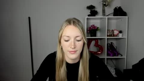Snapshot of evelynblond chatting on 21, 7, 2026 evelynblond online show from 21, 7, 2026