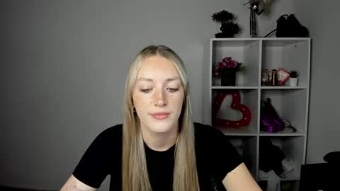 Snapshot of evelynblond chatting on 22, 7, 2026 evelynblond online show from 22, 7, 2026