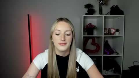 Snapshot of evelynblond chatting on 23, 7, 2026 evelynblond online show from 23, 7, 2026