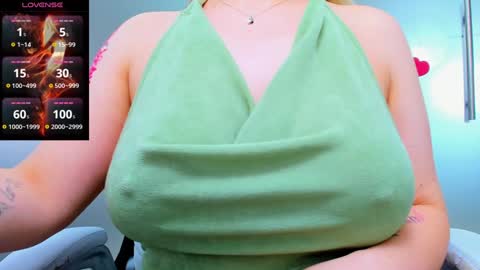 Snapshot of evelyne_rose chatting on 27, 1, 2025 evelyne_rose online show from 27, 1, 2025