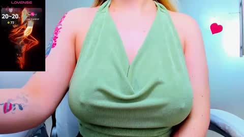 Snapshot of evelyne_rose chatting on 28, 2, 2025 evelyne_rose online show from 28, 2, 2025