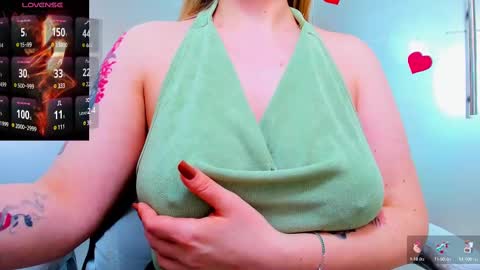 Snapshot of evelyne_rose chatting on 4, 3, 2025 evelyne_rose online show from 4, 3, 2025