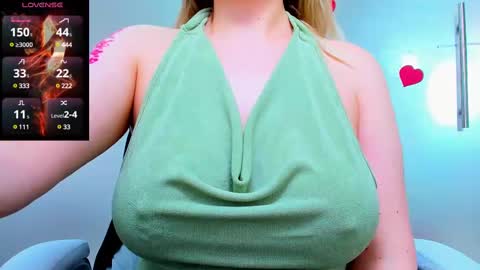 Snapshot of evelyne_rose chatting on 11, 3, 2025 evelyne_rose online show from 11, 3, 2025