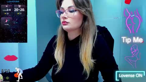 Snapshot of evelyne_rose chatting on 13, 10, 2025 evelyne_rose online show from 13, 10, 2025