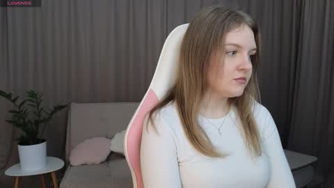 Snapshot of evettavega chatting on 10, 11, 2025 Evetta online show from 10, 11, 2025