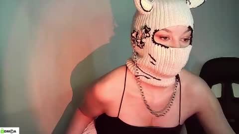 Snapshot of evie_muna chatting on 20, 4, 2026 Renesme White Im here from Monday to Friday online show from 20, 4, 2026