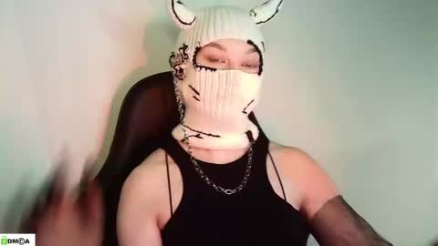 Snapshot of evie_muna chatting on 27, 4, 2026 Renesme White Im here from Monday to Friday online show from 27, 4, 2026