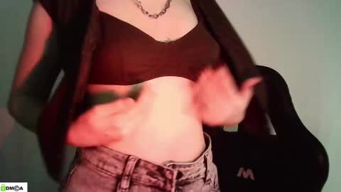 Snapshot of evie_muna chatting on 28, 4, 2026 Renesme White Im here from Monday to Friday online show from 28, 4, 2026