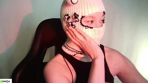 Snapshot of evie_muna chatting on 1, 5, 2026 Renesme White Im here from Monday to Friday online show from 1, 5, 2026