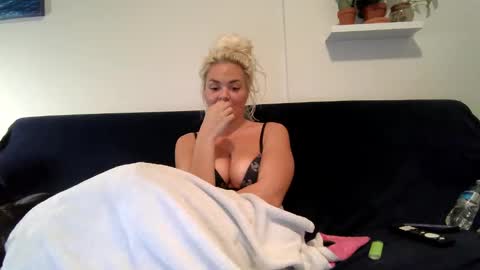 Badblondebunny online show from 5, 1, 2025