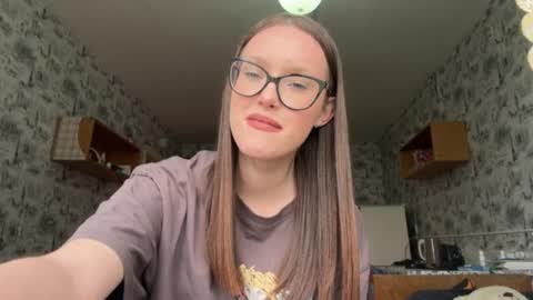 Snapshot of evitamoodie chatting on 27, 4, 2026 Chloe online show from 27, 4, 2026