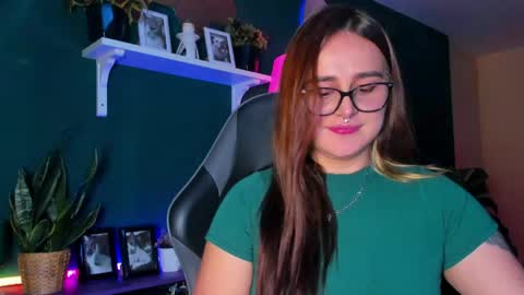 Snapshot of evy_orange1 chatting on 17, 4, 2026 EVY online show from 17, 4, 2026