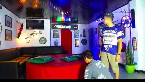 extrangers online show from 30, 11, 2025