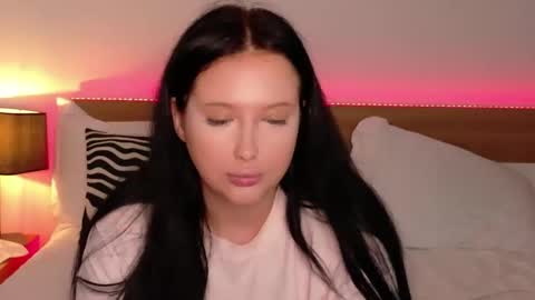 Felicia Herceg online show from 8, 11, 2025