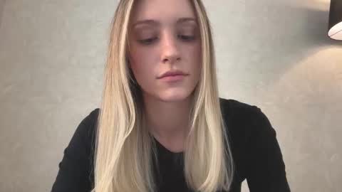 Snapshot of fflloowweerr chatting on 19, 11, 2025 Lisa online show from 19, 11, 2025