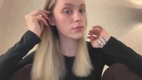 Snapshot of fflloowweerr chatting on 28, 11, 2025 Lisa online show from 28, 11, 2025