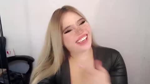 Snapshot of filipina_slutty69xxx chatting on 14, 9, 2025 Angela DONT FORGET TO FOLLOW AND GIVE ME APPRECIATION online show from 14, 9, 2025