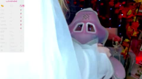 Snapshot of flaircorell chatting on 28, 10, 2025 Sophie online show from 28, 10, 2025