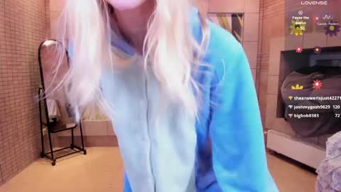 Snapshot of fleximona chatting on 18, 4, 2026 FlexiMona online show from 18, 4, 2026