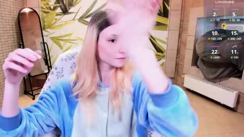 Snapshot of fleximona chatting on 19, 4, 2026 FlexiMona online show from 19, 4, 2026