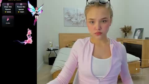 Snapshot of flooora_0 chatting on 13, 10, 2025 Mona online show from 13, 10, 2025