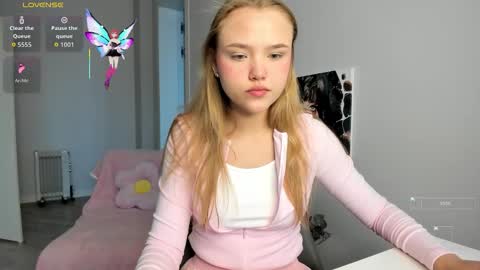 Snapshot of flooora_0 chatting on 14, 10, 2025 Mona online show from 14, 10, 2025