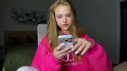 Snapshot of flooora_0 chatting on 15, 6, 2026 Mona online show from 15, 6, 2026