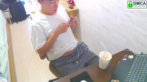 Snapshot of flowerbox chatting on 3, 11, 2025 flowerbox online show from 3, 11, 2025