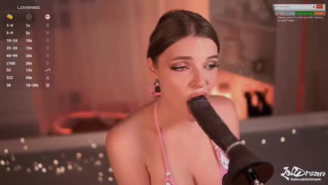 Snapshot of fluffyellie chatting on 17, 10, 2025 ask me online show from 17, 10, 2025