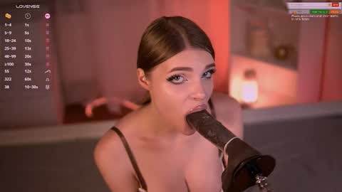 Snapshot of fluffyellie chatting on 28, 10, 2025 ask me online show from 28, 10, 2025