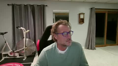 Snapshot of foodforcatfists chatting on 4, 12, 2025 foodforcatfists online show from 4, 12, 2025