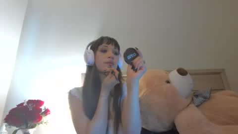 Snapshot of fragilemasochist chatting on 11, 4, 2026 Angel online show from 11, 4, 2026