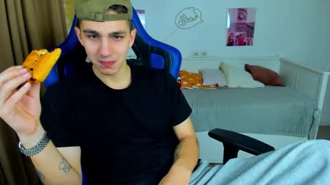 Snapshot of frank_mooree chatting on 28, 10, 2025 Frank online show from 28, 10, 2025