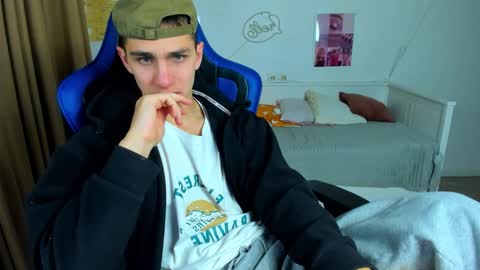 Snapshot of frank_mooree chatting on 4, 11, 2025 Frank online show from 4, 11, 2025